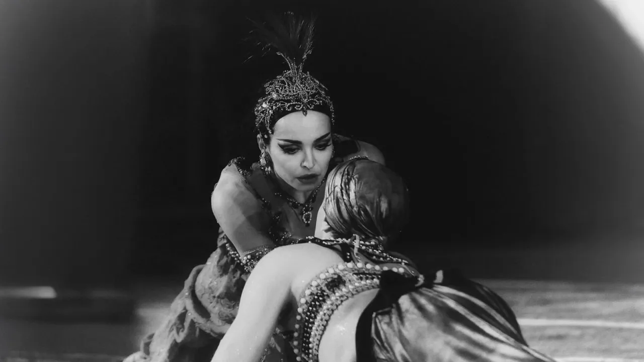 Cпектакль «Шехерезада» | Instagram @dianavishnevapublic, Фотограф: Алиса Асланова