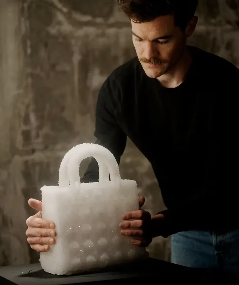 Кристаллизованная Lady Dior: символ роста и силы природы