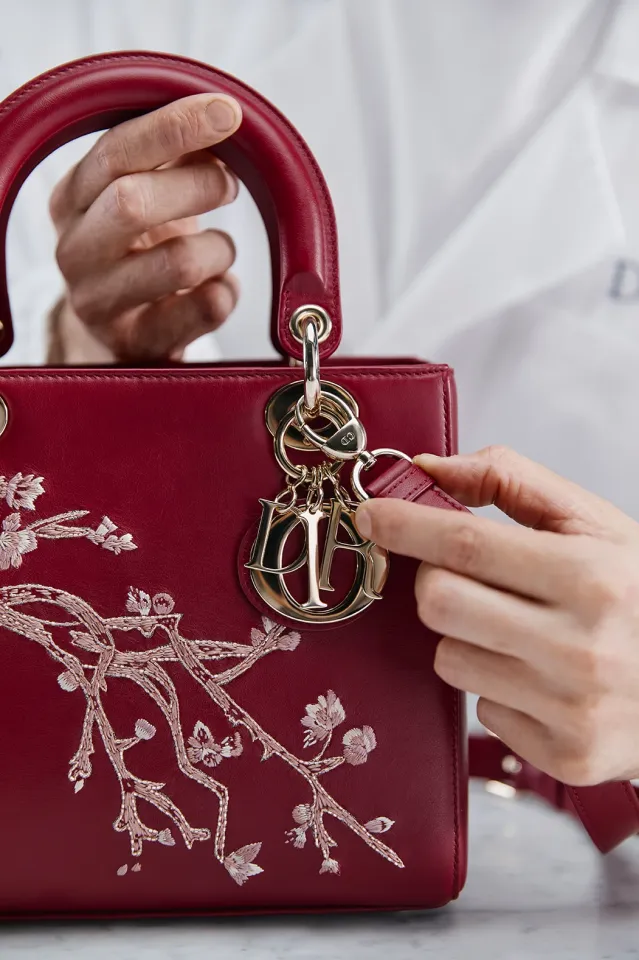 Dior-дағы шие лебі