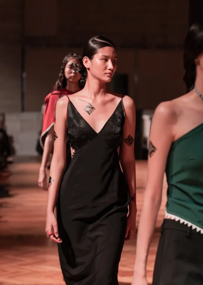 Богатый дастархан на J.KIM: как прошел показ коллекции весна-лето 2026 Quroq