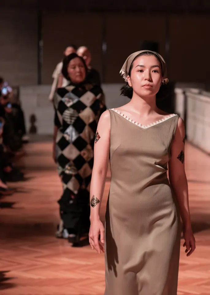 Богатый дастархан на J.KIM: как прошел показ коллекции весна-лето 2026 Quroq