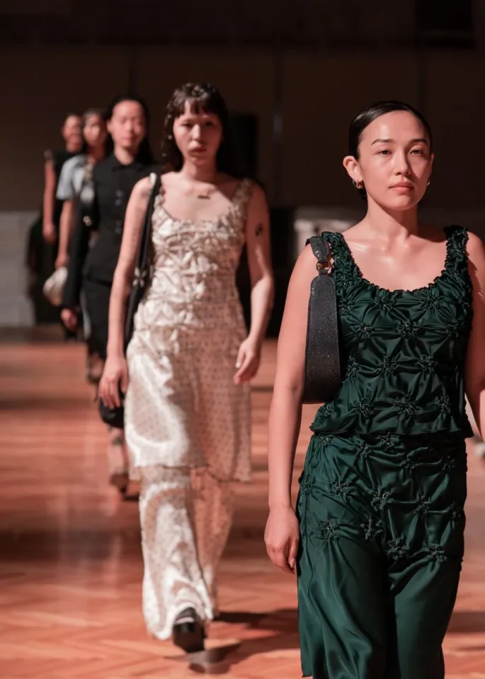 Богатый дастархан на J.KIM: как прошел показ коллекции весна-лето 2026 Quroq