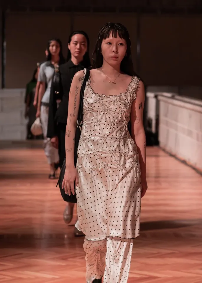 Богатый дастархан на J.KIM: как прошел показ коллекции весна-лето 2026 Quroq