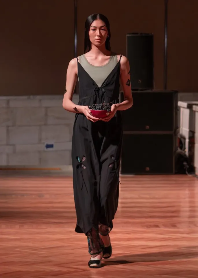 Богатый дастархан на J.KIM: как прошел показ коллекции весна-лето 2026 Quroq