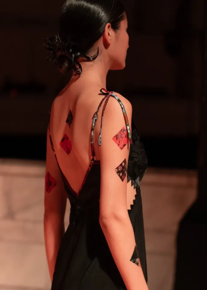 Богатый дастархан на J.KIM: как прошел показ коллекции весна-лето 2026 Quroq