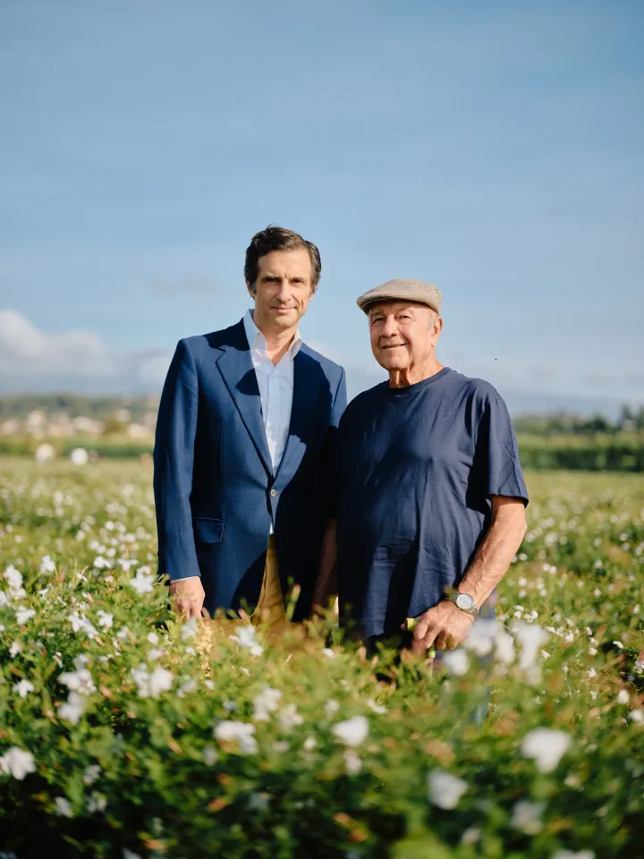 Оливье Польж и Жозеф Мюль во время сбора урожая жасмина | Пресс-служба Chanel  