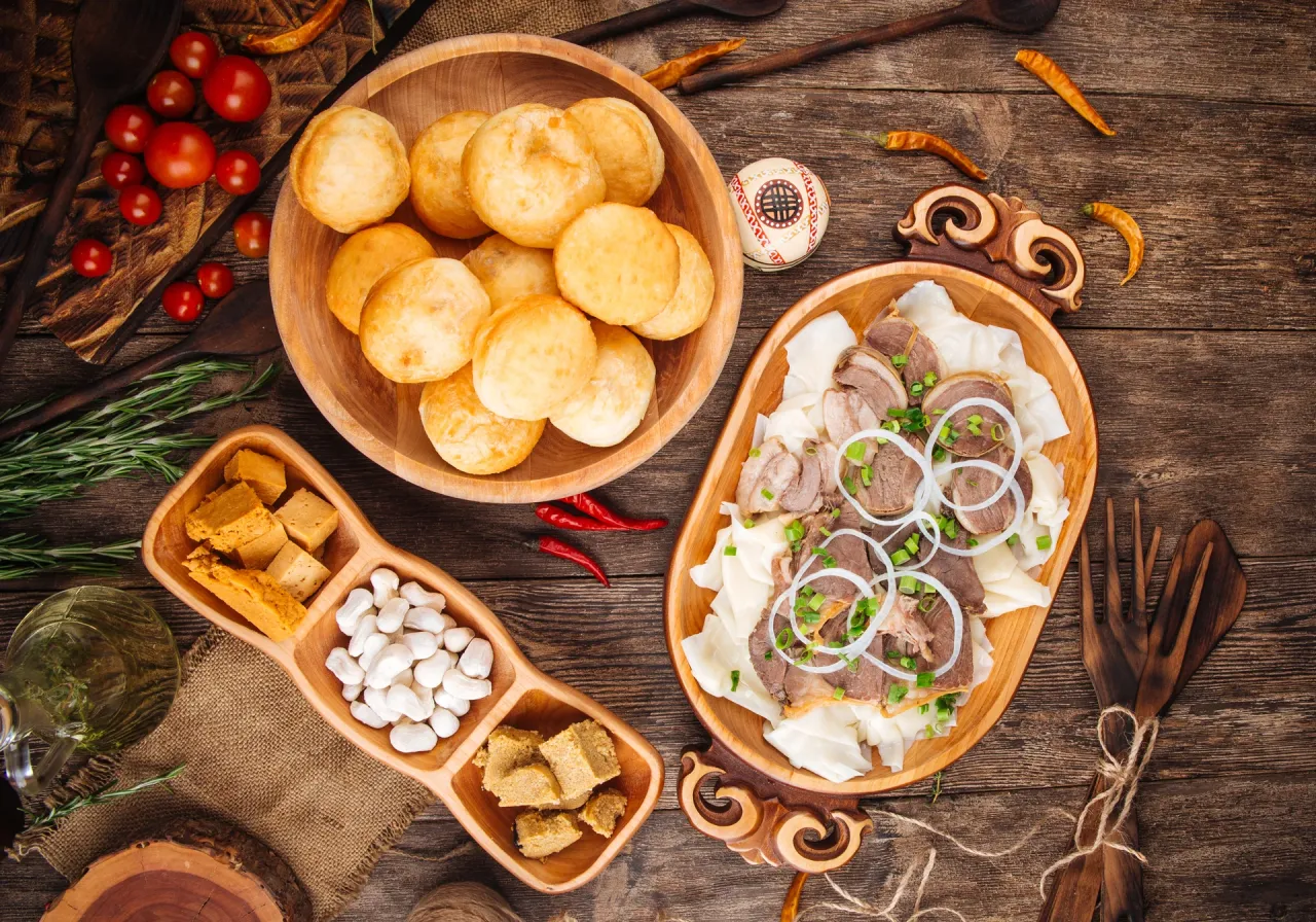 Казахское традиционное блюдо бешбармак с кониной и баурсаки | Getty Images