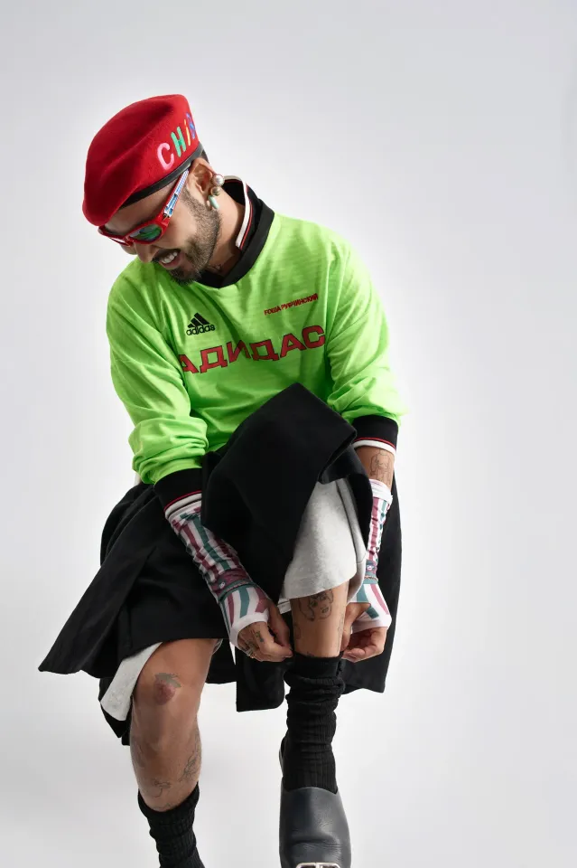 Лонгслив Gosha Rubchinskiy; черная юбка Zara x Steven Meisel; серая юбка Yat Pit; очки Gentle Monster; берет Masonprince; мюли Balenciaga; перчатки AliExpress | Фотограф: Мария Slozhnomarya