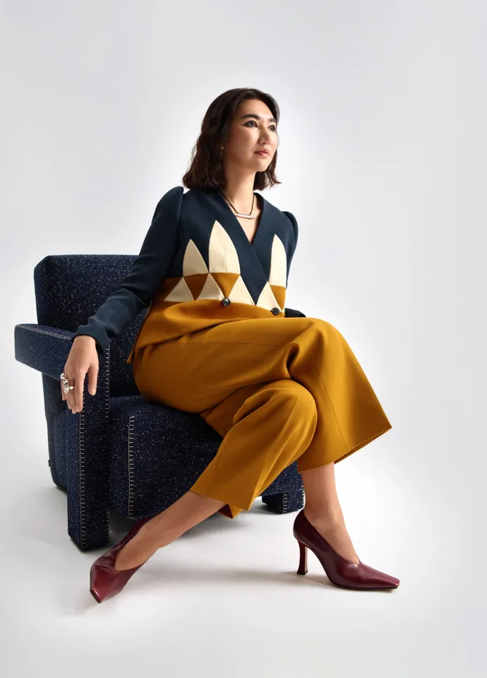 Костюм Delpozo; туфли Celine; серьги, кулон, кольца Mūraа | Фотограф: Мария Slozhnomarya