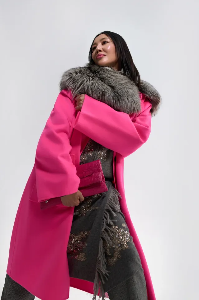 Пальто – Loewe; тері жаға – Prada; бомбер және белдемше ретінде тағылған жамылғы – Dries Van Noten; клатч – Ethan K | Фотосуретші: Мария Slozhnomarya