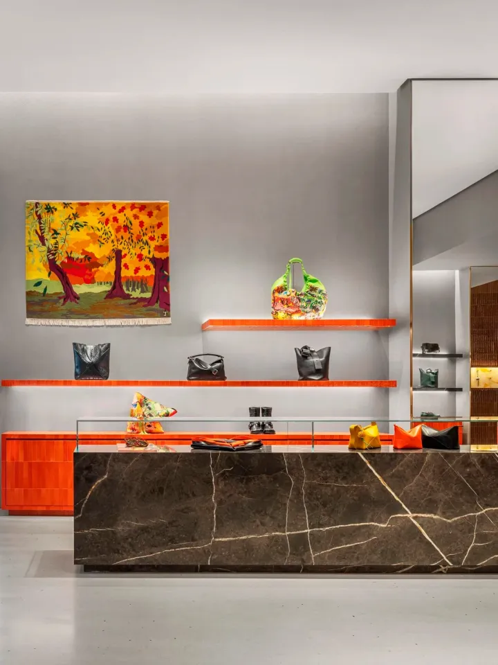 В Шанхае открылся крупнейший магазин Casa Loewe