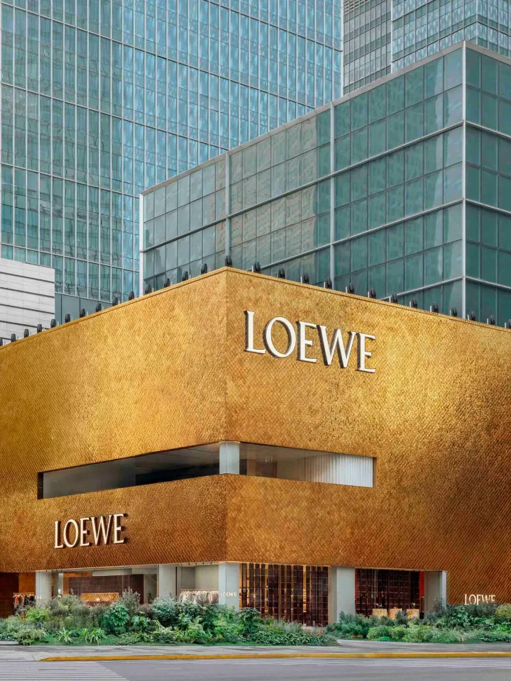 В Шанхае открылся крупнейший магазин Casa Loewe