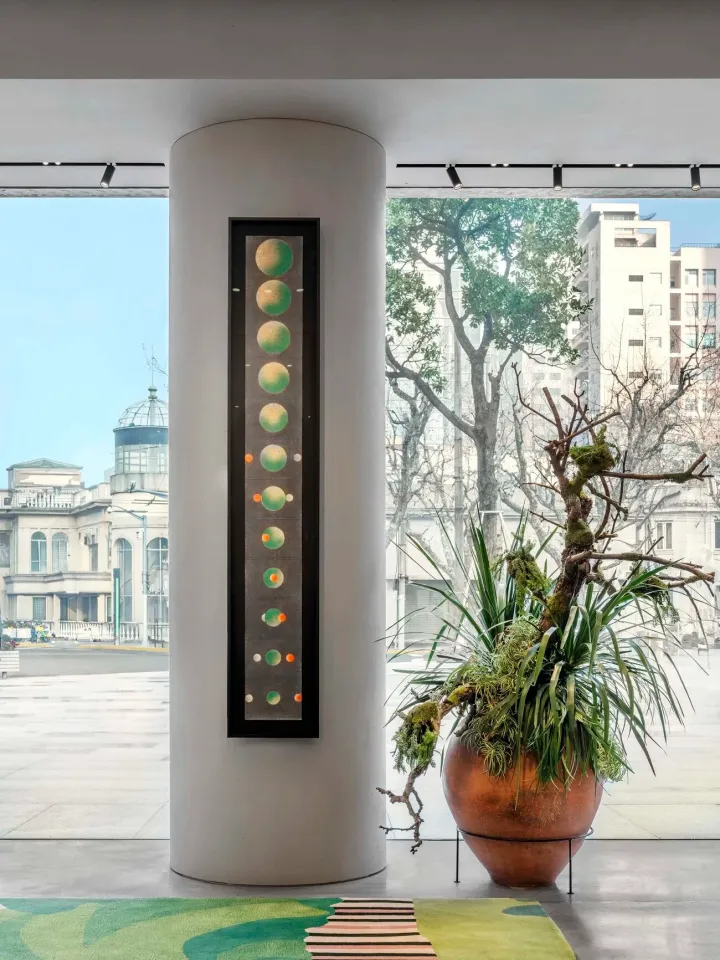 В Шанхае открылся крупнейший магазин Casa Loewe