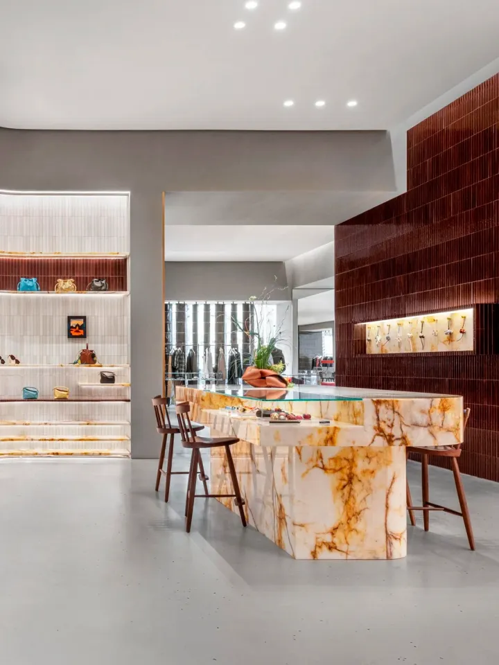 В Шанхае открылся крупнейший магазин Casa Loewe