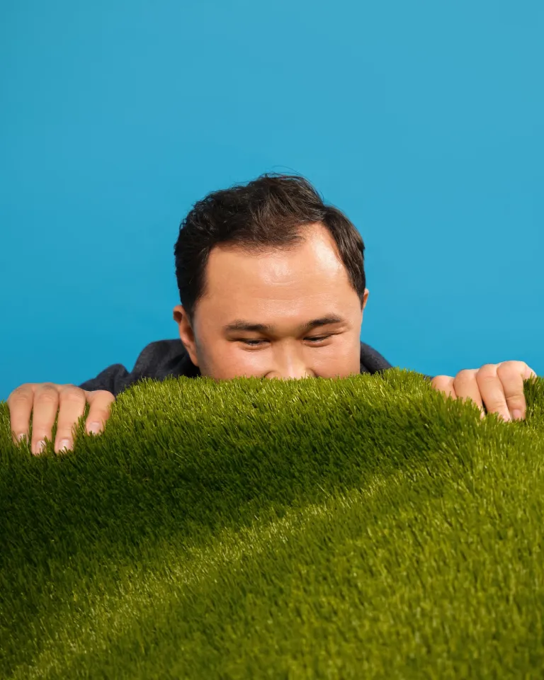 «Я просто улыбаюсь и делаю свою работу»: интервью с бортпроводником и комиком Сағи Тоқтамовым