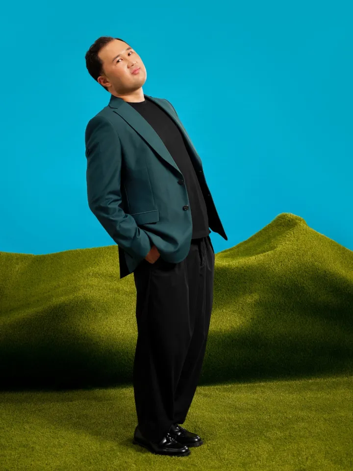 «Я просто улыбаюсь и делаю свою работу»: интервью с бортпроводником и комиком Сағи Тоқтамовым