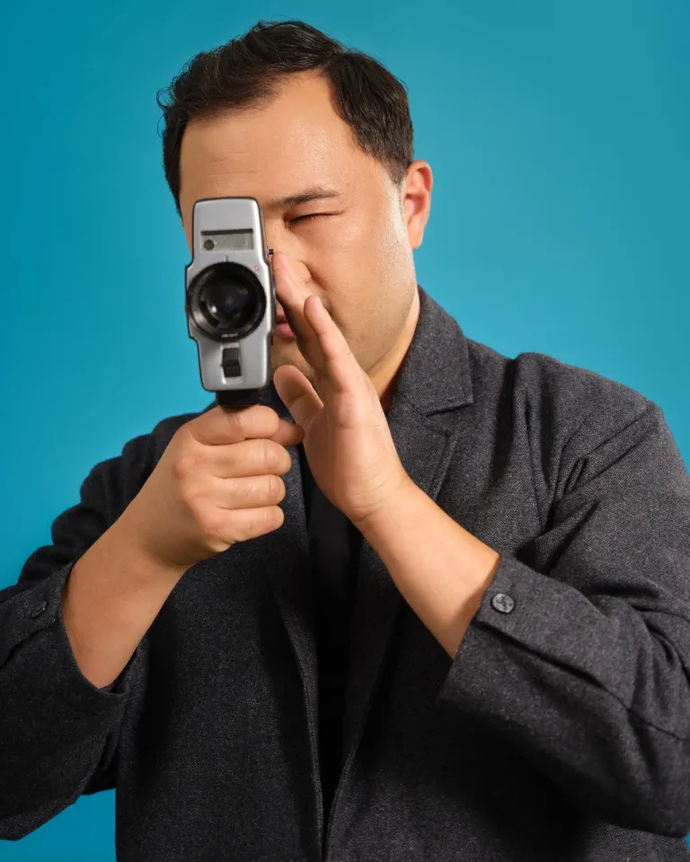 «Я просто улыбаюсь и делаю свою работу»: интервью с бортпроводником и комиком Сағи Тоқтамовым