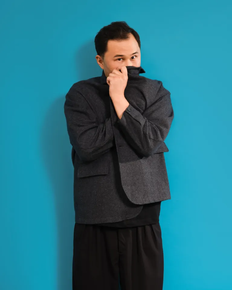 «Я просто улыбаюсь и делаю свою работу»: интервью с бортпроводником и комиком Сағи Тоқтамовым