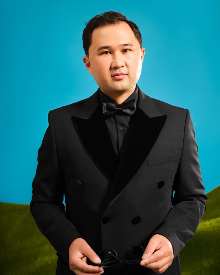 «Я просто улыбаюсь и делаю свою работу»: интервью с бортпроводником и комиком Сағи Тоқтамовым