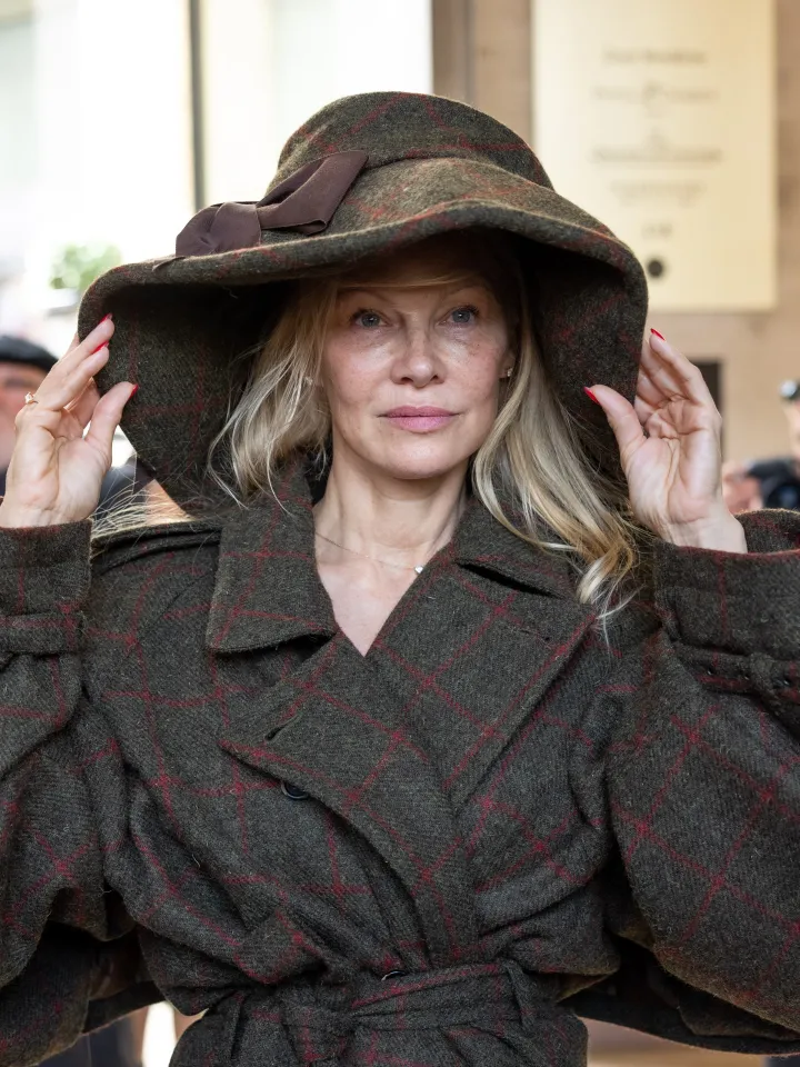 Памела Андерсон на показе женской одежды Vivienne Westwood весна/лето 2024 в рамках Парижской недели моды | Getty Images