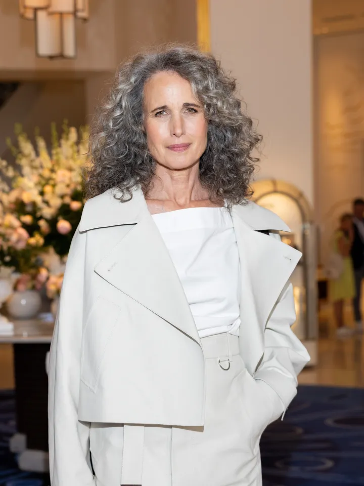 Энди Макдауэлл в отеле Martinez в первый день 78-го Каннского кинофестиваля | Getty Images