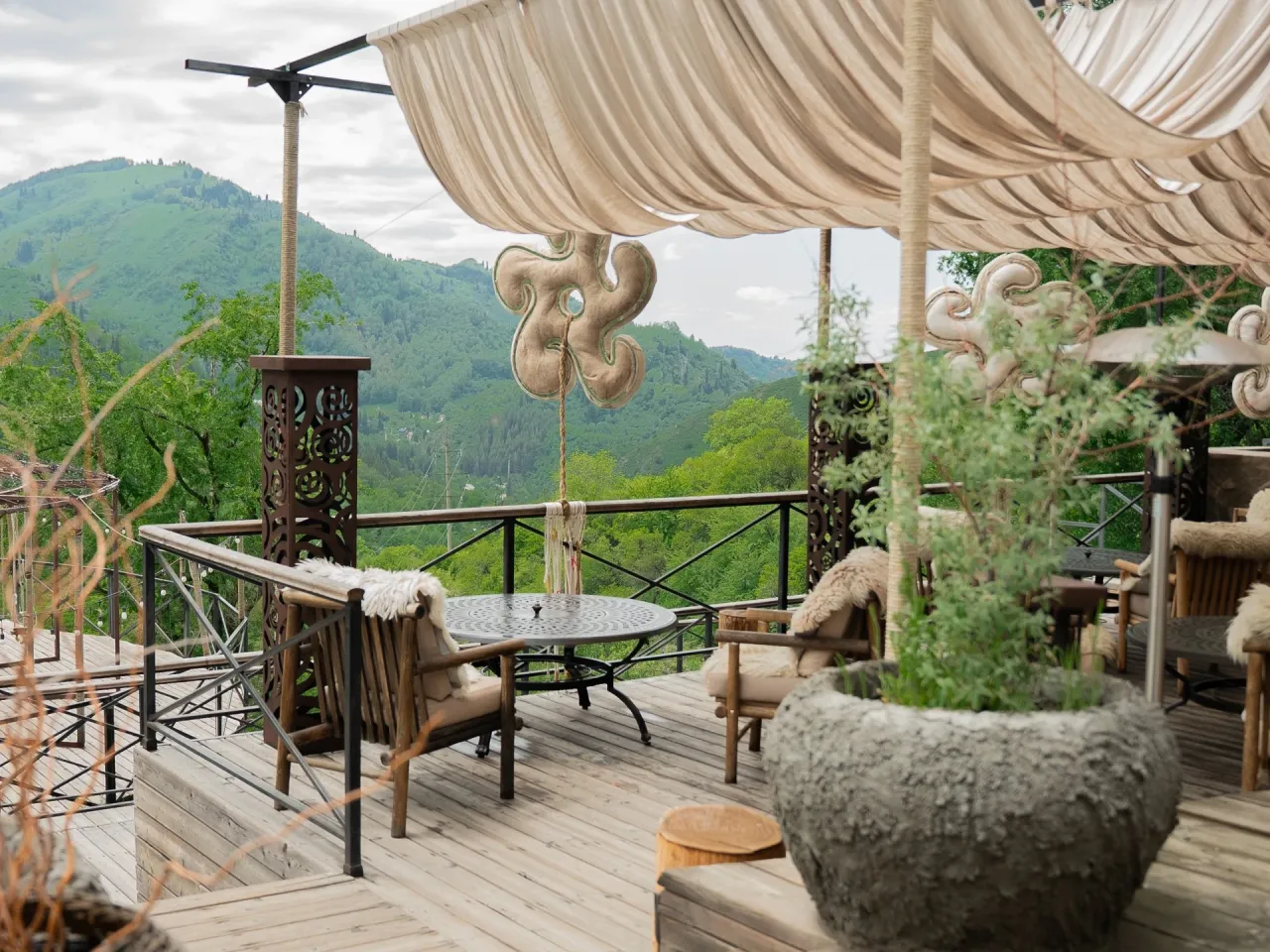 Столики с красивым видом: лучшие летники Алматы