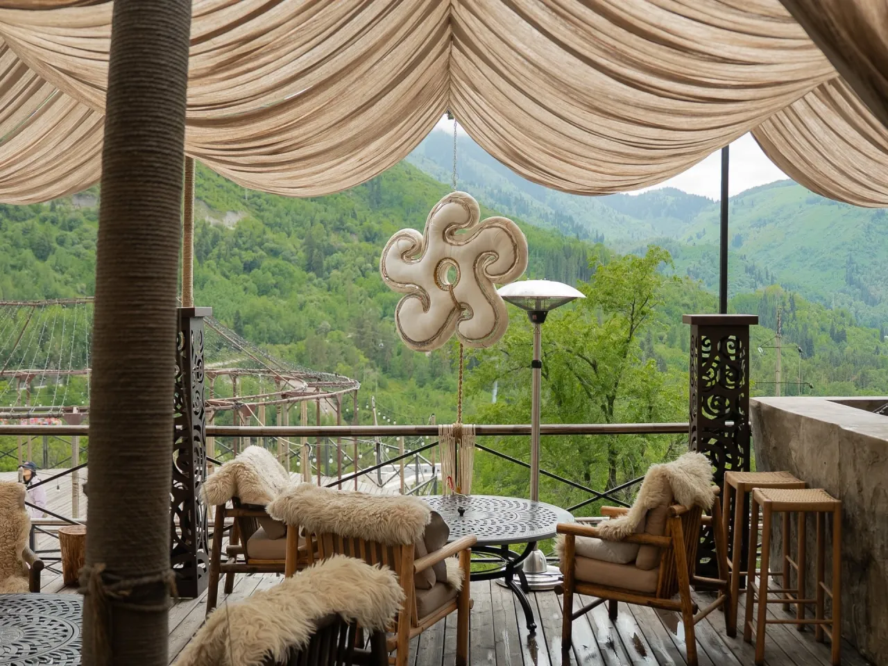 Столики с красивым видом: лучшие летники Алматы