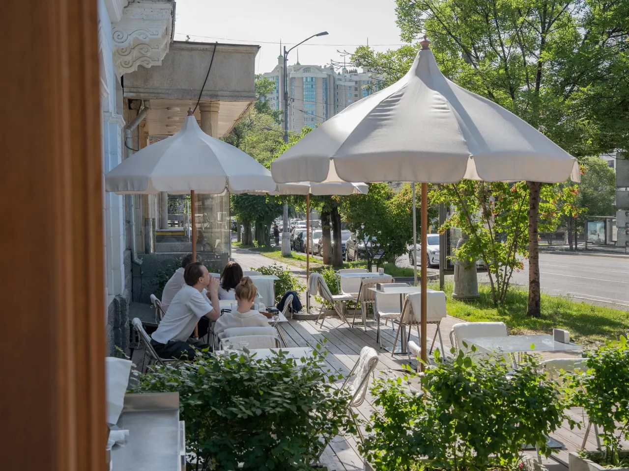 Столики с красивым видом: лучшие летники Алматы