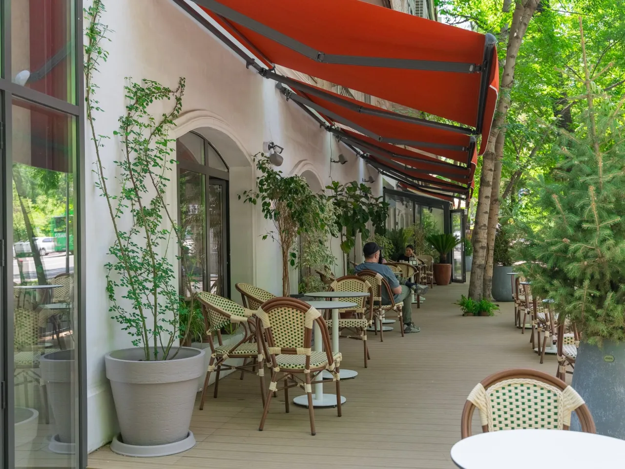 Столики с красивым видом: лучшие летники Алматы