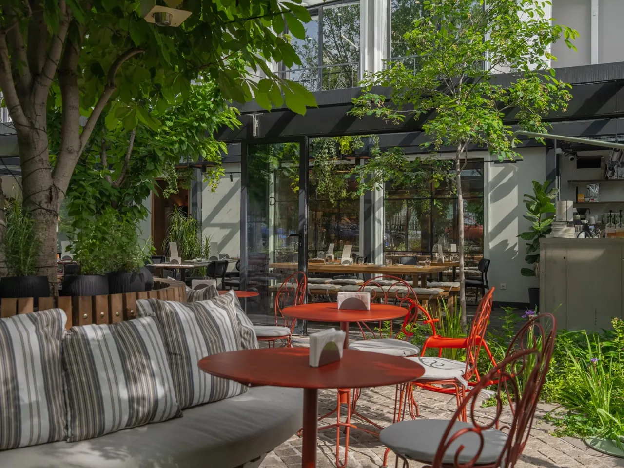 Столики с красивым видом: лучшие летники Алматы