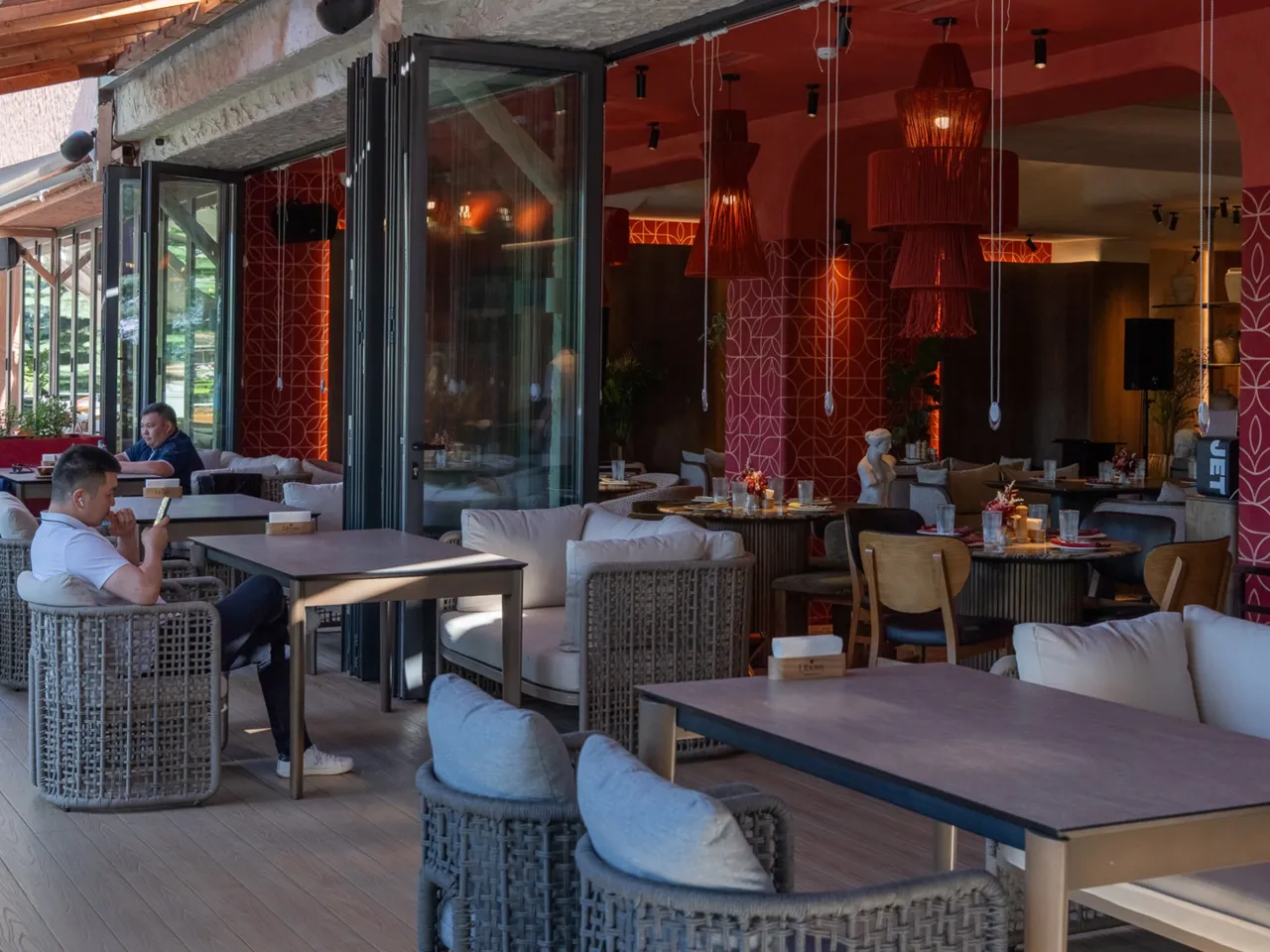 Столики с красивым видом: лучшие летники Алматы