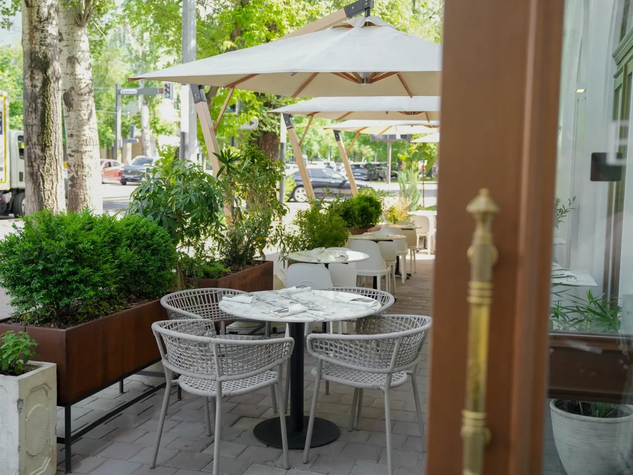 Столики с красивым видом: лучшие летники Алматы