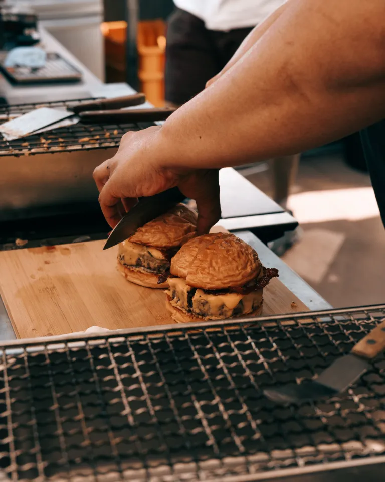 Наука о бургерах: интервью с шефом бангкокского Homeburg Тайки Раттанапонгом Цуботой