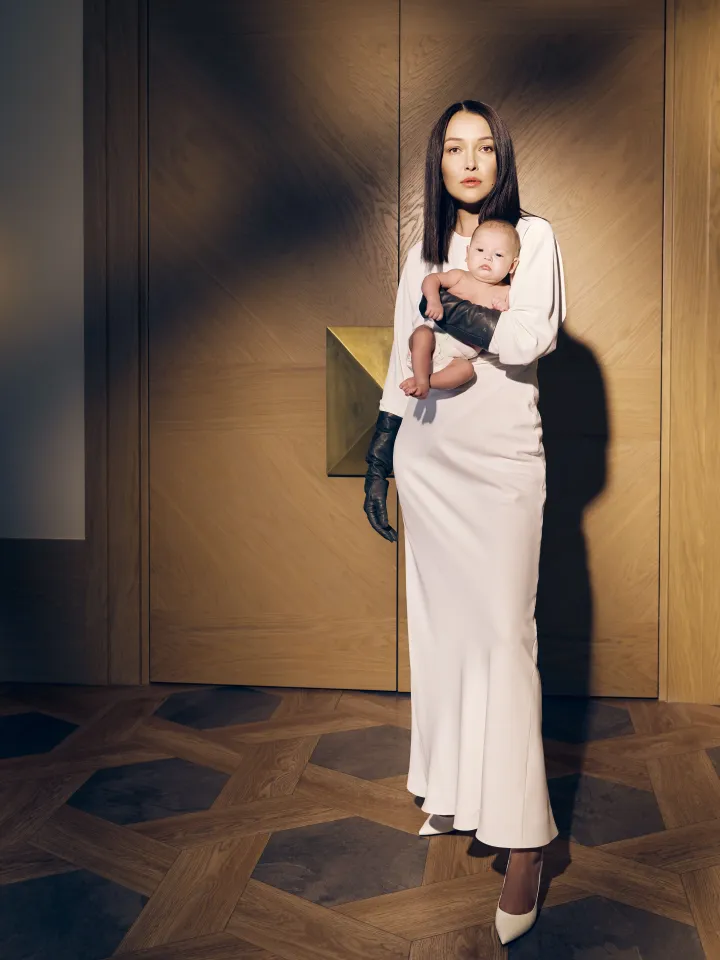 Платье Sashaverse
Перчатки MaxMara
Туфли Louis Vuitton