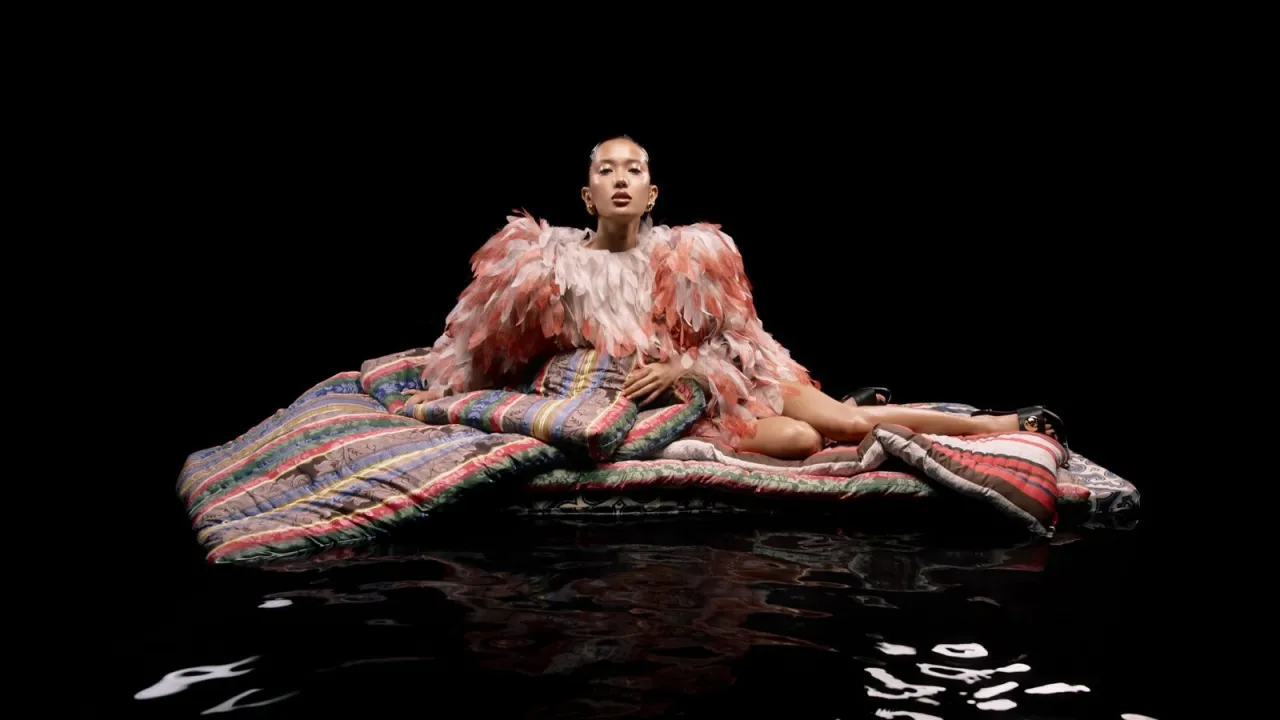 Платье Akhmadullina
Серьги Chanel (Vintage Voyage Archive)
Мюли Loewe (Saks Fifth Avenue Almaty)