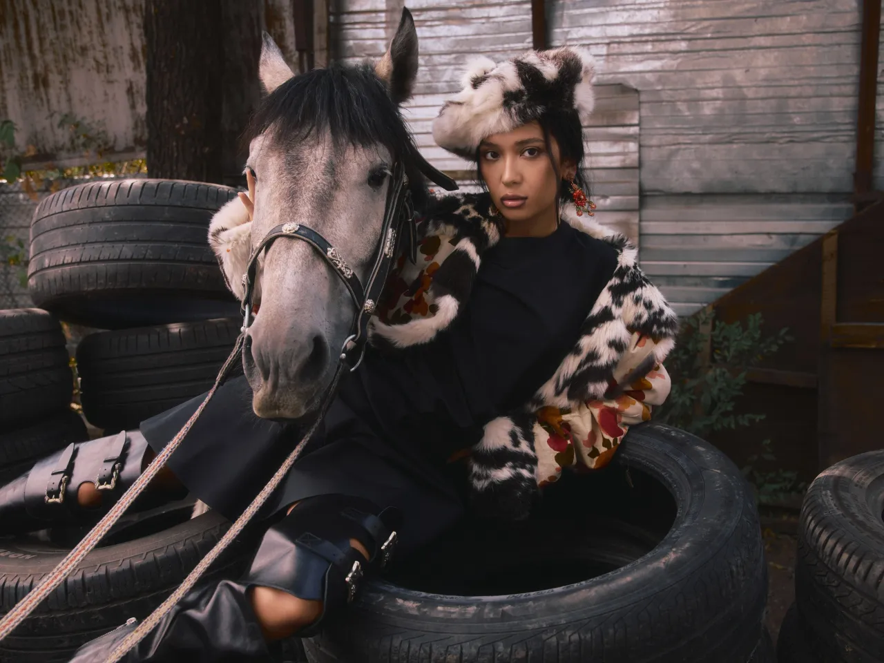 Платье Loewe (Saks Fifth Avenue Almaty)
Кепи Dior (Reter Pavlov's Archive)
Сапоги Enfants Riches Deprimes
Серьги Oscar de la Renta