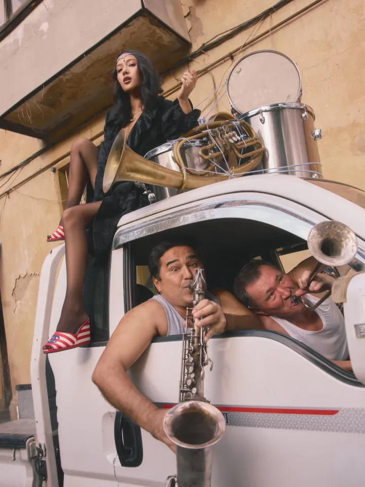 Пальто Valentino 
Мюли Chanel (Vintage Voyage Archive)
Тика Maison Margela
Подвески Petit Joli Pasquale Bruni