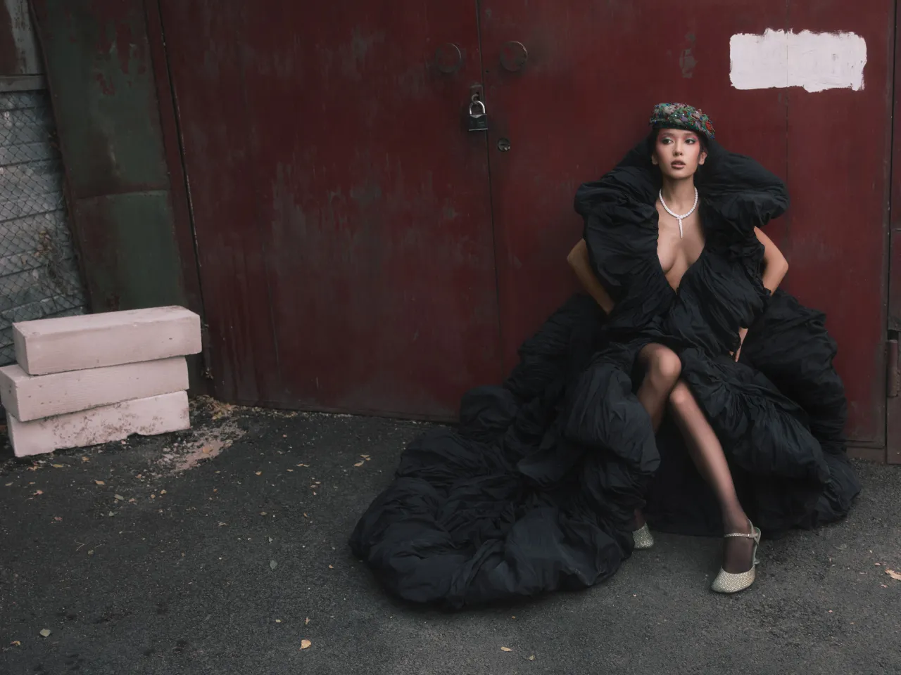 Платье Murashka
Туфли Loewe (Saks Fifth Avenue Almaty)
Берет Dior (Vintage Voyage Archive)
Колье Serpenti Viper Bvlgari