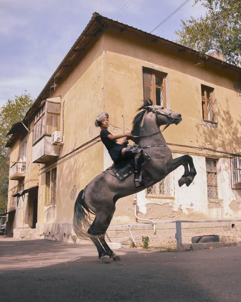 Платье Loewe (Saks Fifth Avenue Almaty)
Кепи Dior (Reter Pavlov's Archive)
Сапоги Enfants Riches Deprimes
Серьги Oscar de la Renta