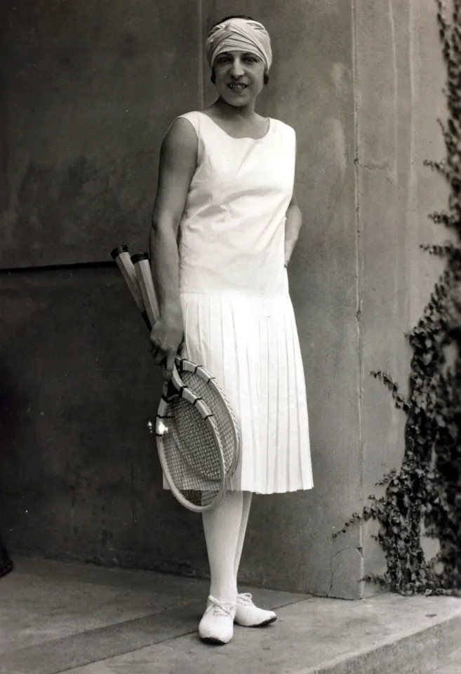Теннисистка Сюзанн Ленглен в платье от парижского дизайнера Жана Пату, 1920 год | Getty Images