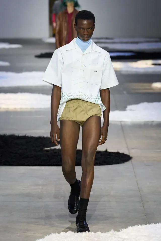 Мужская эмансипация: Prada оголяет мужские ноги в коллекции весна-лето 2026