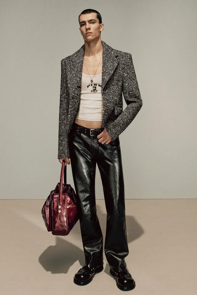 Acne Studios ұсынған ерлер киімі топтамасы: 2025 жылдың күзі