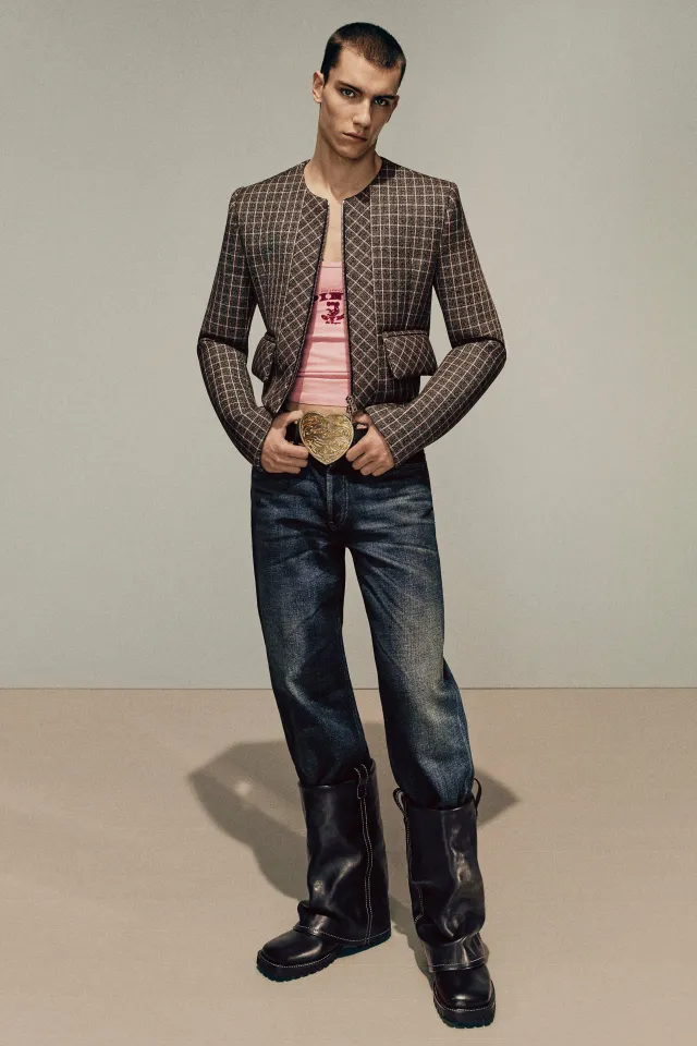 Acne Studios ұсынған ерлер киімі топтамасы: 2025 жылдың күзі