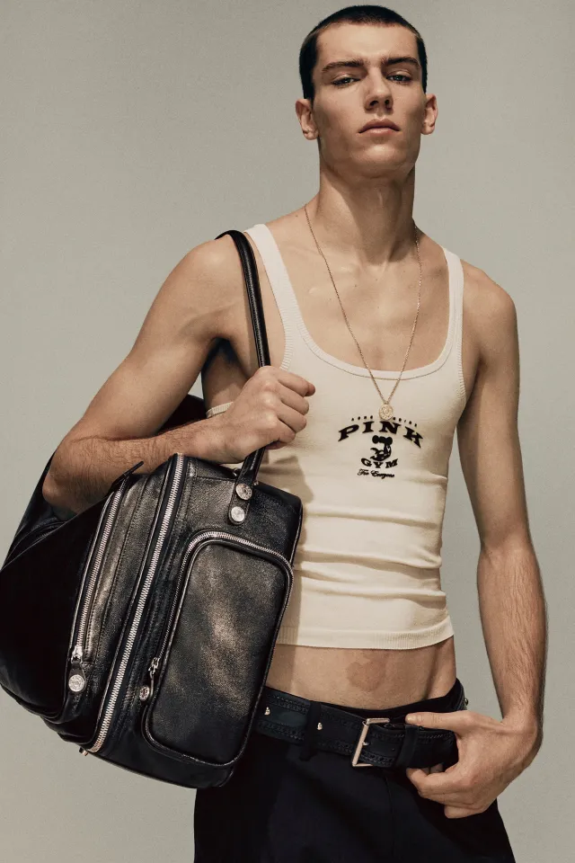 Acne Studios ұсынған ерлер киімі топтамасы: 2025 жылдың күзі