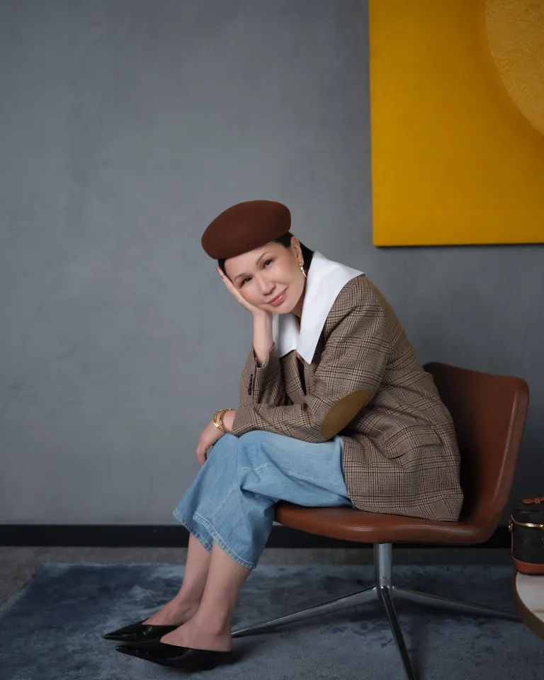 Блейзер Celine
Джинсы Helmut Lang
Рубашка 02Armorie
Мюли Toteme
Берет Loro Piana
Браслеты и серьги Ice Cube Chopard