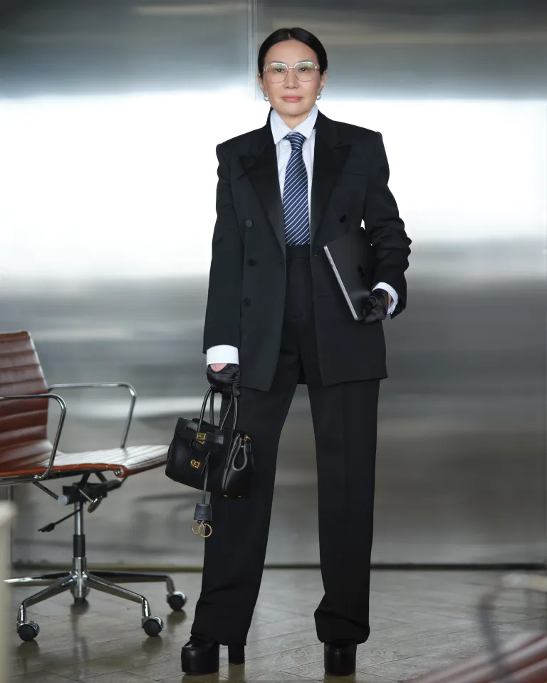 Cмокинг и брюки Saint Laurent
Рубашка Juun.J
Галстук Boss
Перчатки Dolce & Gabbana
Туфли Gucci
Сумка Balenciaga
Серьги Chopard