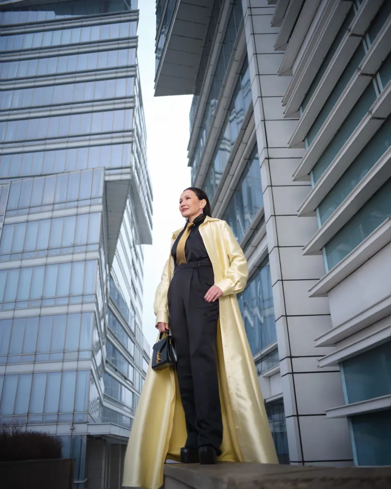 Атласное платье-рубашка, надетое как пальто Greta Constantine
Брюки и сумка Saint Laurent
Рубашка Loewe
Галстук Zegna
Туфли Gucci
Серьги Chopard High Jewellery