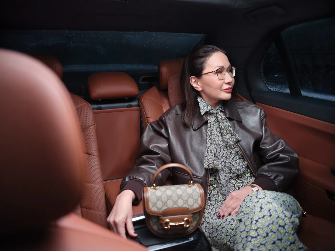 Брюки, блуза, сумка и очки Gucci
Кожаная куртка Celine
Часы Cartier