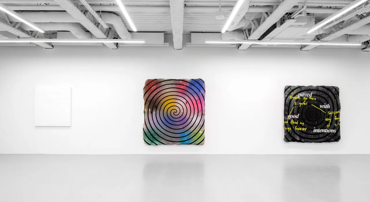 Суретші Ноку Науман. Суреттер SATCH YATES галереясынан алынды. Лондон, Ұлыбритания.