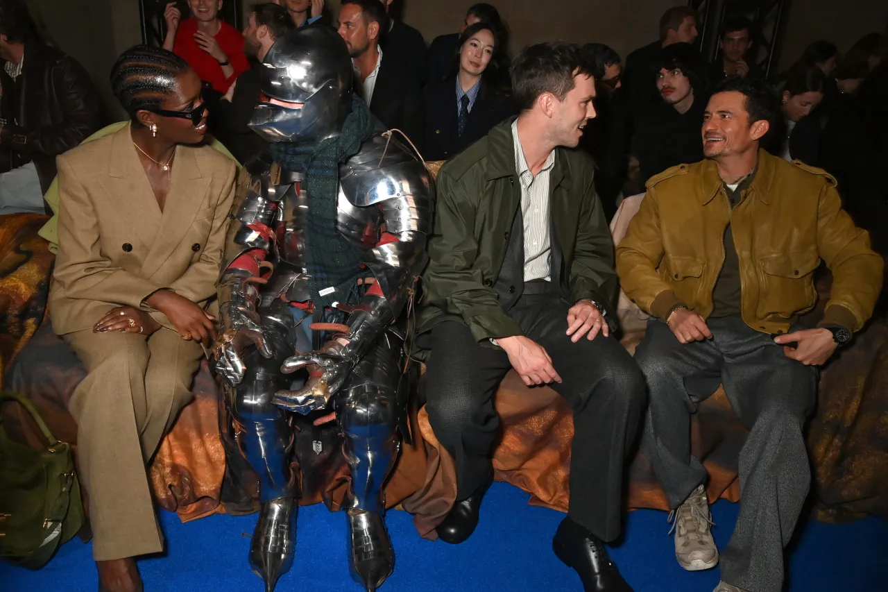 Джоди Тернер-Смит, Николас Холт и Орландо Блум на показе Burberry Winter 2025 | Getty Images